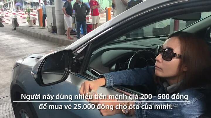Nữ tài xế trả tiền lẻ qua trạm BOT Cai Lậy trong nửa tiếng