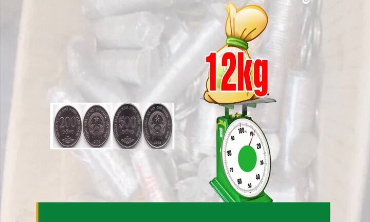 Video: Tài xế chuẩn bị 12 kg tiền xu, BOT Cai Lậy bán vé kèm công văn