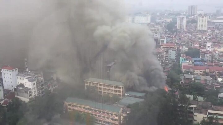 Hà Nội: Cháy lớn trên đường Phan Kế Bính, khói đen cuộn kín trời