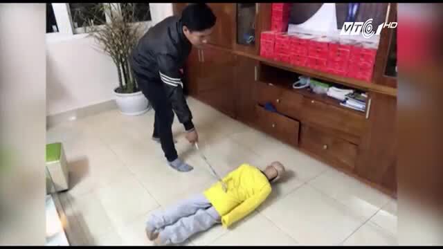 Mức án nào cho ông bố bạo hành bé trai 10 tuổi?