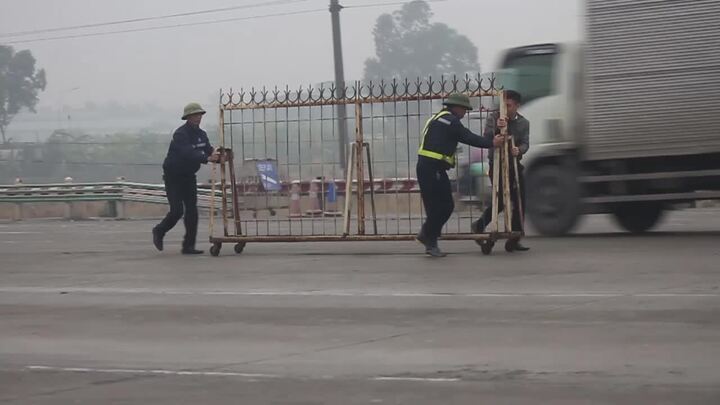 Nhờ cách làm này, trạm BOT trên QL5 bớt tắc khi có xe trả tiền lẻ