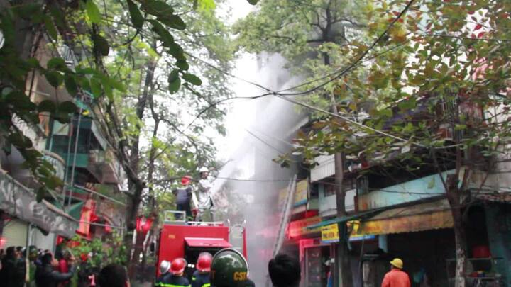 Video: 7 xe cứu hỏa cùng hàng chục chiến sĩ vật lộn chữa cháy 3 căn nhà ở Hà Nội