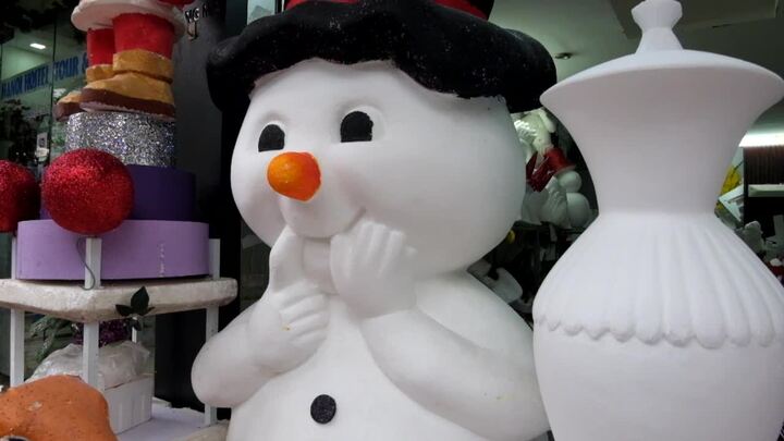 Video: Ông già Noel, người tuyết bằng xốp giá vài triệu hút khách