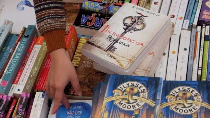 Video: Nhà phát hành bán sách theo cân gây tranh cãi tại Hà Nội