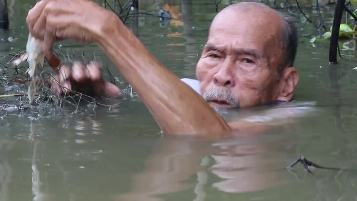 Video: Lão nông 82 tuổi từng bắn rơi 7 máy bay Mỹ kể chuyện 'vừa chạy vừa đánh'