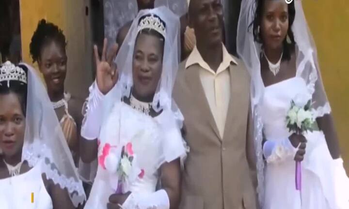 Video: Không đủ tiền làm đám cưới riêng, người đàn ông cưới 3 vợ cùng lúc
