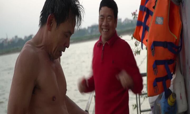 Video: Người lớn tuổi Hà Nội tắm sông giữa mùa đông 'cắt da cắt thịt'
