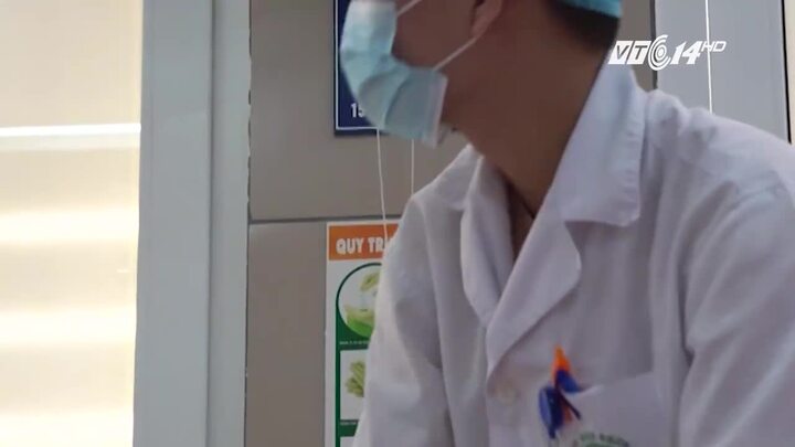 Đốt than củi sưởi ấm, một thanh niên hôn mê sâu