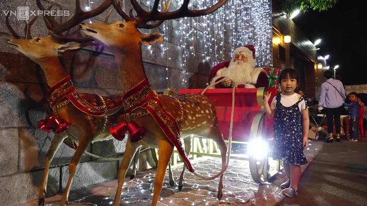 Hàng nghìn người xếp hàng tham quan biệt thự Đàm Vĩnh Hưng