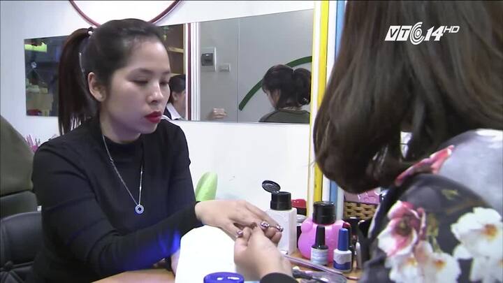 Video: 'Khoác áo mới' cho móng tay trong dịp Noel