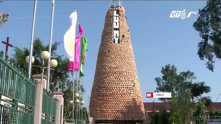 Cây thông Noel 'khủng' làm từ 6.000 nồi đất ở Nghệ An vào sách kỷ lục