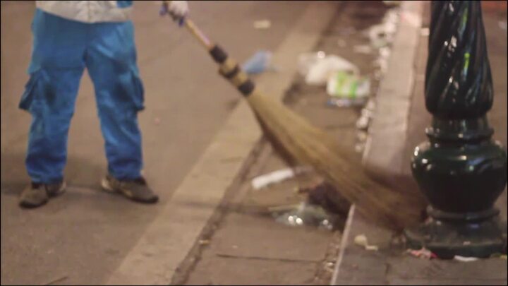 Video: Phố đi bộ Hà Nội ngập rác sau lễ hội chào năm mới