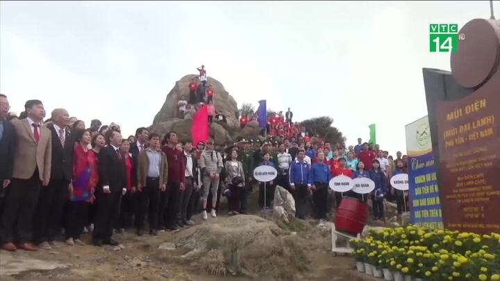 Clip: Chào cờ đón năm mới tại điểm cực đông của Tổ quốc