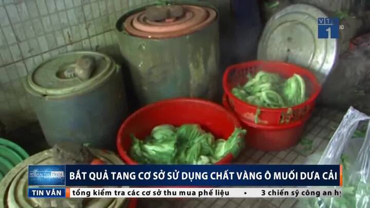 Bắt quả tang cơ sở muối dưa bằng phẩm màu công nghiệp