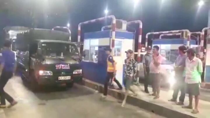 Video: Bị tài xế chiếm đóng cả 6 làn, BOT T2 Cần Thơ - An Giang phải xả trạm sau ít phút