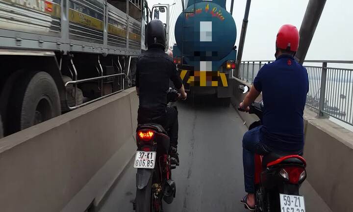 Xe bồn ngang nhiên chiếm đường xe máy trên cầu Phú Mỹ
