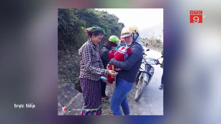 Đang đi dạy về, 9 cô giáo Nghệ An giúp sản phụ đẻ rơi trên đường