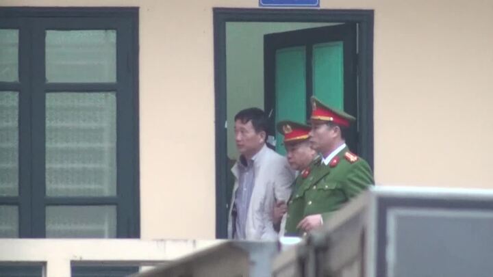 Video: Trịnh Xuân Thanh bước ra khỏi phòng chờ xử