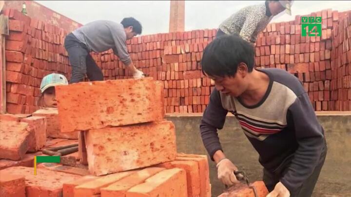 Nợ lương công nhân, công ty trả bằng 290.000 viên gạch