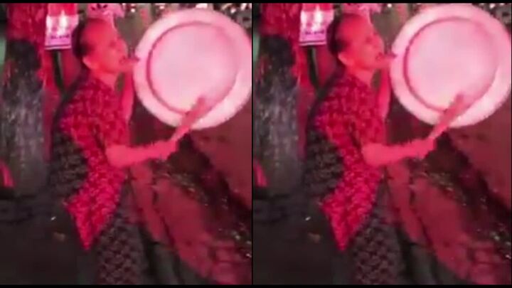 Cụ bà 85 tuổi mang mâm ra đường gõ, chúc mừng U23 Việt Nam vào chung kết