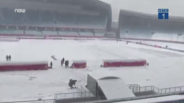 Clip: Hối hả dọn tuyết cho trận U23 Việt Nam vs U23 Uzbekistan
