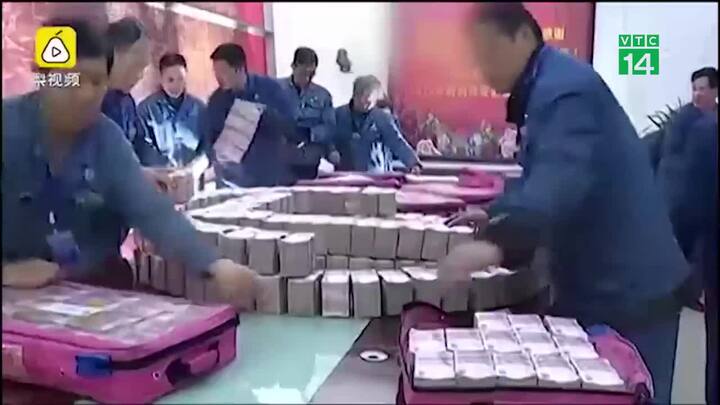 Thưởng Tết bằng 'bức tường' tiền cao 3 mét khiến dư luận dậy sóng