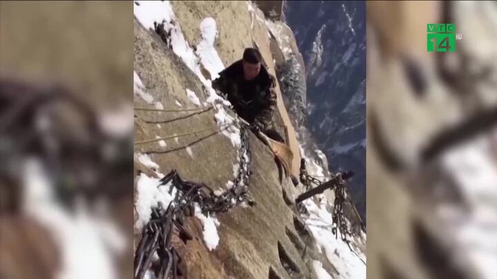 Rùng mình công việc dọn tuyết trên 'con đường tử thần'