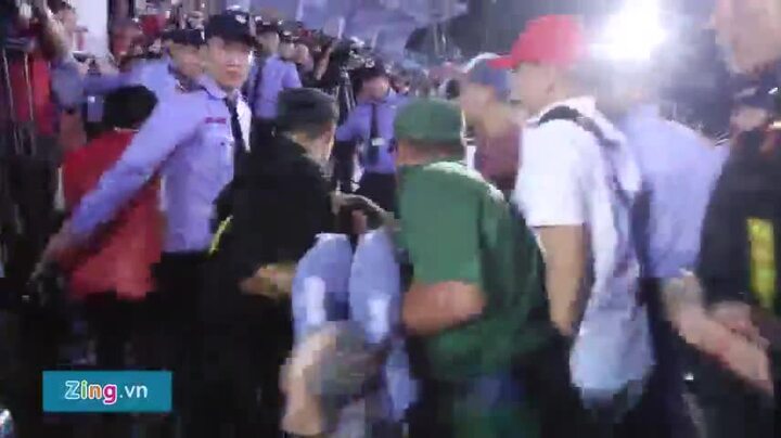 Cổ động viên ngất trong gala vinh danh U23 Việt Nam tại sân Thống Nhất