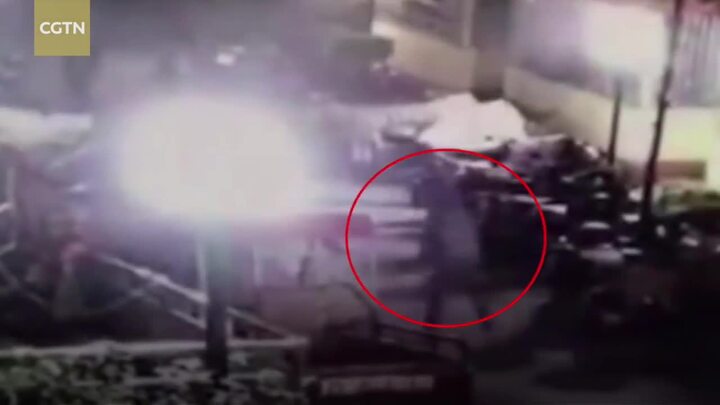 Clip: Đốt pháo thả xuống bể phốt, bé trai bị hất bay lên trời