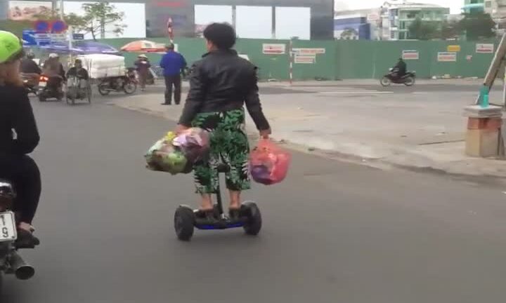 Choáng váng clip phụ nữ lướt vèo vèo trên xe thăng bằng giữa phố đông