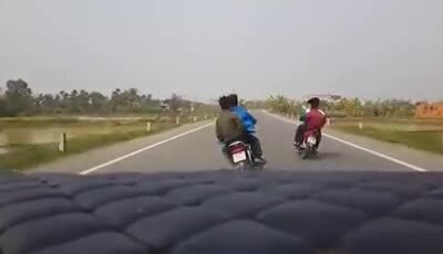 Phẫn nộ 4 thanh niên không đội mũ bảo hiểm lái xe đánh võng trên đường quê Hải phòng