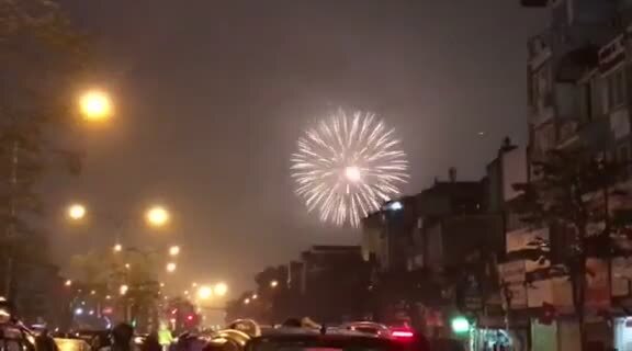 Clip: Pháo hoa rợp trời Hà Nội đón năm mới Mậu Tuất 2018