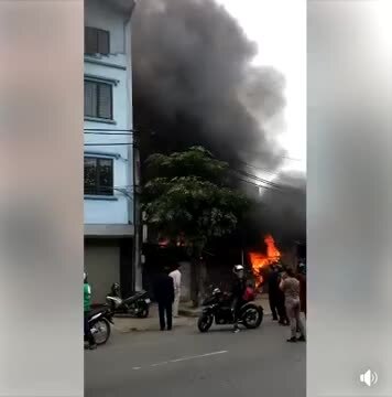 Clip: Lửa lớn, khói đen bao trùm xưởng sửa chữa lốp ô tô tại Hà Nội