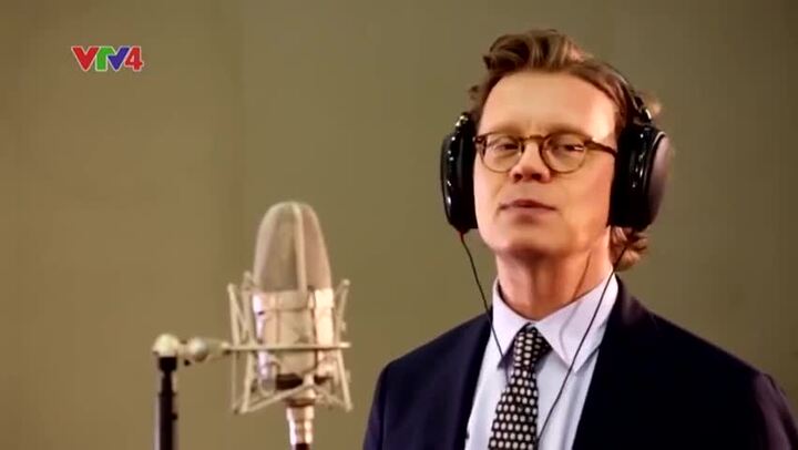 Đại sứ Thụy Điển hát 'Happy New Year' bằng tiếng Việt cực hay