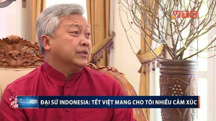 Đại sứ Indonesia tự tay mua đào, chọn bánh chưng thưởng thức Tết Nguyên đán