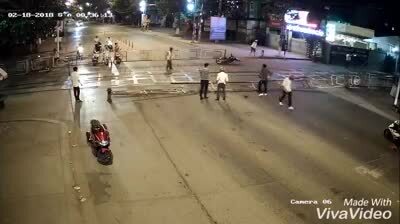 Video: Nam thanh niên phóng bạt mạng, tông sập rào chắn tàu hỏa sáng mùng 3 Tết