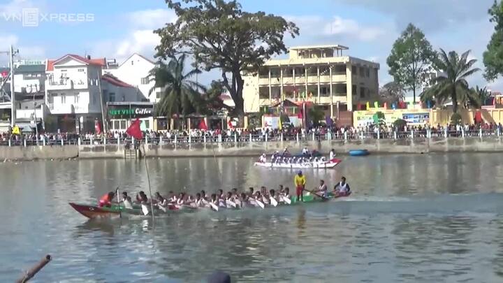 Hàng nghìn người xem đua thuyền ngày Tết ở Phan Thiết