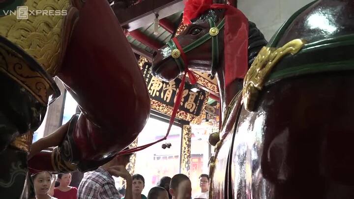 Người Hoa ở Sài Gòn đi chùa rung chuông ngựa cầu may đầu năm mới