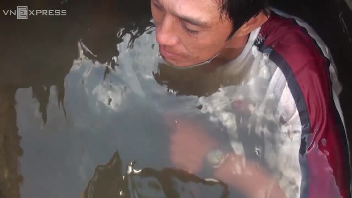 Lặn đục hàu trong cống nước ở đất mũi Cà Mau