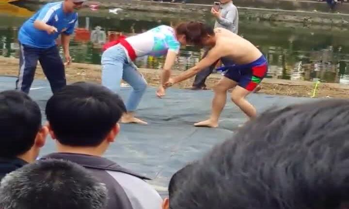 Clip cô gái quật ngã 2 đô vật nam giữa sới vật ở Bắc Ninh gây sốt dân mạng