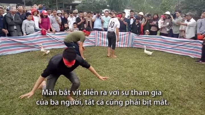 Cười sặc với trò bịt mắt bắt vịt, bắt lợn ở hội chùa Hương Tích, Hà Tĩnh