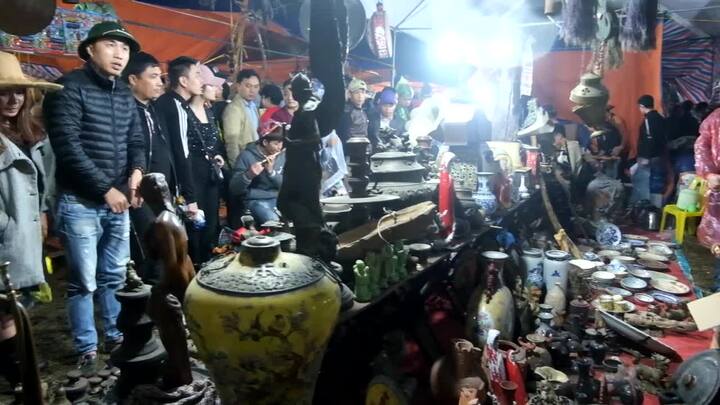 Video: Chợ Viềng đông nghẹt thở, hàng nghìn người chen chúc giữa đêm