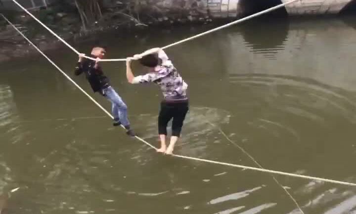 Clip 2 thanh niên vắt vẻo bám dây thừng qua sông khiến dân mạng cười té ghế