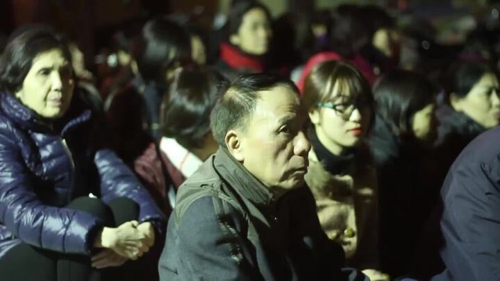 Nghìn người ngồi tràn ra đường dâng sao giải hạn tại Hà Nội