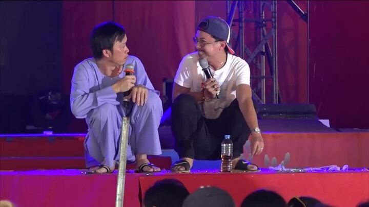 Người dân xếp hàng nhận lì xì từ ‘thần tài” Hoài Linh