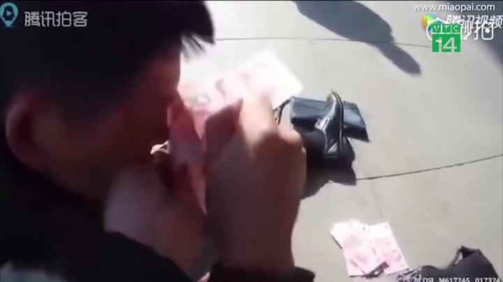 Trung Quốc: Thoát chết nhờ ném tiền ra đường khi lên cơn đau tim