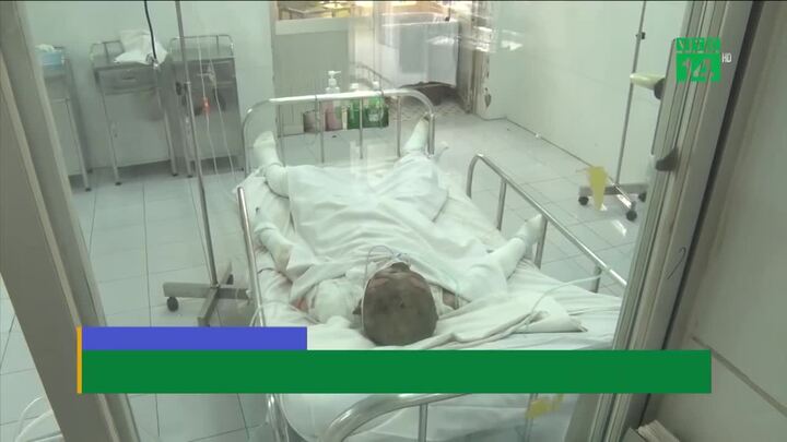 Vụ hút thuốc làm nổ bồn cầu: Hai em bé phải ghép da nhiều lần?