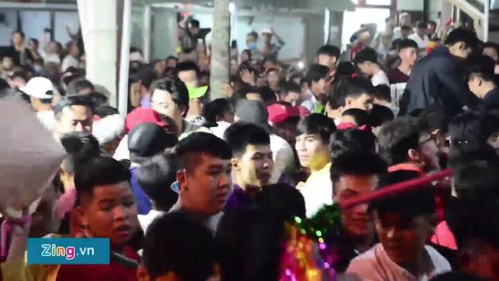 Xô đổ hàng rào, giành đồ cúng lễ hội giữa đêm ở miền Tây