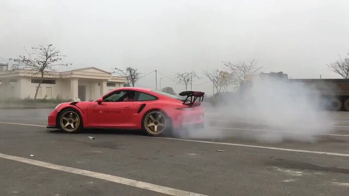 Doanh nhân Nguyễn Quốc Cường - Cường 'Đô la' trổ tài lái siêu xe như tay đua thứ thiệt