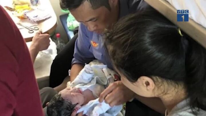 Ly kỳ chuyện nam nhân viên đỡ đẻ cho sản phụ trên tàu hỏa